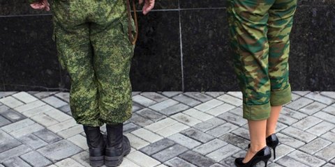 Οι μάχες μαίνονται- παρά τη συμφωνημένη εκεχειρία- αλλά ακόμη και εν μέσω πυρών κάποιες δεν ξεχνούν το στιλ. Τουλάχιστον αυτό φαίνεται να ισχύει για τη συγκεκριμένη Ουκρανή αντάρτισσα που στέκεται μπροστά σε ένα μνημείο στο Ντόνετσκ, κατά τη διάρκεια εκδή