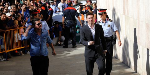 Αποθέωση για έναν φοροφυγά; Οταν πρόκειται για τον Λιονέλ Μέσι και αυτό γίνεται. Ο ποδοσφαιριστής της Μπαρτσελόνα παρουσιάστηκε στο δικαστήριο, μαζί με τον πατέρα του, αντιμετωπίζοντας την κατηγορία της φοροδιαφυγής. Αυτό δεν πτόησε διόλου τους θαυμαστές 