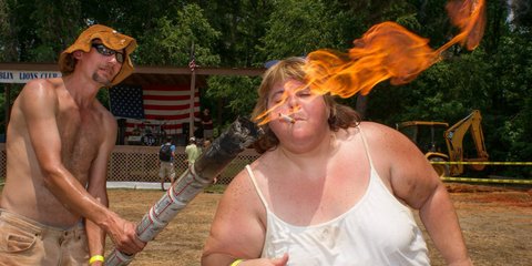 Το καλοκαίρι στον αμερικανικό νότο.Ενας τζέντλεμαν ανάβει το τσιγάρο της κυρίας κάπου στο Ανατολικό Δουβλίνο της Τζόρτζια. 