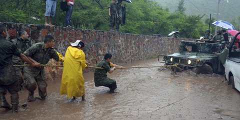 Μάχη με τα ακραία καιρικά φαινόμενα δίνουν οι Μεξικανοί στρατιώτες 