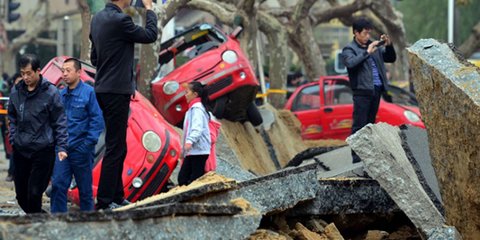 Μοιάζει με σκηνικό ταινίας, αλλά ήταν οι πραγματικές συνέπειες ενός τραγικού βιομηχανικού δυστυχήματος. Η έκρηξη αγωγού πετρελαίου στην πόλη Τσινγκντάο, στην ανατολική Κίνα, στοίχισε τη ζωή τουλάχιστον 52 ανθρώπων. Οι «τυχεροί» απλά είδαν τους δρόμους να 