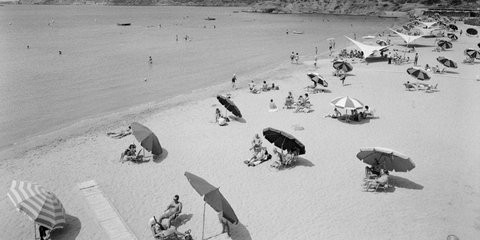 Καλοκαίρι σημαίνει... Φωτογραφία από την ακτή «Αστέρια» στη Γλυφάδα, το 1957. Η φωτογραφία του θρυλικού Δημήτρη Χαρισιάδη προέρχεται από τα φωτογραφικά αρχεία του Μουσείου Μπενάκη.