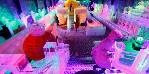 Αυτή η βόλτα απαιτεί ζεστό μπουφάν, γάντια και κασκόλ. Στην Μπανγκόκ άνοιξε ένα θεματικό πάρκο από πάγο, όπου η θερμοκρασία δεν ξεπερνά τους -15 βαθμούς Κελσίου, προκειμένου να διατηρηθούν τα γλυπτά που δημιούργησαν Κινέζοι καλλιτέχνες. 