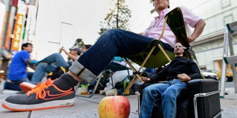 Ο συγκεκριμένος φανατικός της τεχνολογίας έχει κάνει ότι μπορεί μήπως κερδίσει μία... θέση στην ουρά για το νέο iPhone. Εχει μαζί του μία μινιατούρα του συνιδρυτή της Apple, Στιβ Τζομπς και μπροστά της έβαλε ένα μήλο για να δημιουργεί τους συνειρμούς. Επε