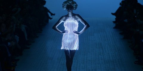 Σύνολο για κυριολεκτικά εκθαμβωτικές εμφανίσεις. Με μία λεπτομέρεια. Η δημιουργία του Ουκρανού σχεδιαστή Αλεξέι Ζαλέφσκι, πρέπει να φορεθεί όπως ακριβώς παρουσιάστηκε στην εβδομάδα μόδας του Κιέβου για να κλέψει την παράσταση. Στο απόλυτο σκοτάδι. 