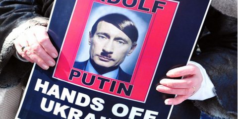 «Αδόλφος Πούτιν» έγραφαν τα πλακάτ διαδηλωτών έξω από το Λευκό Οίκο 