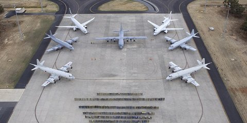  Διασώστες που συμμετείχαν στον εντοπισμό του μοιραίου Boeing ποζάρουν με καμάρι για τις άκαρπες έρευνες 