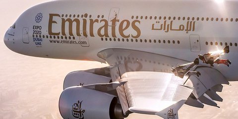 Ανθρωποι με... φτερά πετούν δίπλα σε γιγαντιαίο Αirbus Α380 της Emirates!