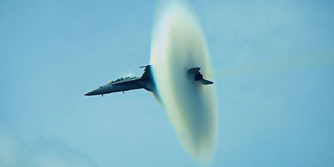 Αεροσκάφος περνά μέσα από σύννεφο ατμού [εικόνα]