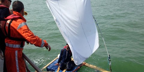 Ενας Αφγανός επιχείρησε να διασχίσει τη Μάγχη με μία αυτοσχέδια σχεδία για ένα καλύτερο αύριο