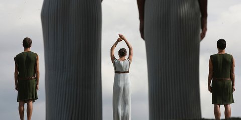 Τον γύρο του κόσμου κάνουν οι εικόνες από την τελετή αφής της φλόγας για τους Ολυμπιακούς της Ν. Κορέας -Φωτογραφία: AP Photo/Petros Giannakouris