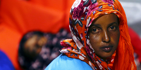 H θλίψη στα μάτια. Μια αφρικανή που επιχείρησε να φτάσει λαθραία στην Ευρώπη με άλλα 67 άτομα βρέθηκε στη Μάλτα, όταν το πλοιάριο όπου επέβαιναν βυθίστηκε.