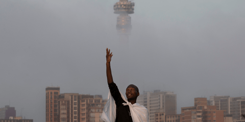 Η Νότιος Αφρική έχασε τον ιστορικό της ηγέτη: Η Κυριακή ήταν ημέρα προσευχής για τον Νέλσον Μαντέλα και χιλιάδες κόσμου συνεχίζουν να θρηνούν, αλλά και να τιμούν με τον δικό τους τρόπο τον Μαντίμπα. Ενας χριστιανός έχει ανέβει στην κορυφή λόφου του Γιοχάν