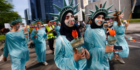 «Αγάλματα Ελευθερίας» διαδήλωσαν στις Βρυξέλλες κατά του Τραμπ!