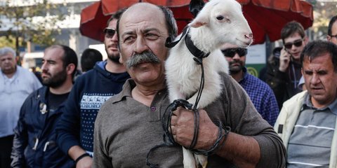 Αγρότες από όλη την Ελλάδα διαμαρτύρονται έξω από την Βουλή για τους νέους φόρους/Alexandros Michailidis / SOOC