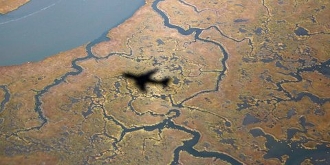 Η σκιά του Αir Force One... 