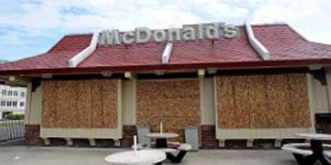 Επί ποδός πολέμου οι Αμερικάνοι προετοιμάζονται για τα χειρότερα λόγω του κυκλώνα Αϊρίν