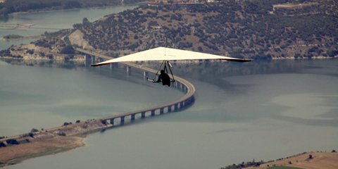 Πετώντας πάνω από τη λίμνη