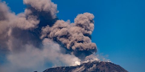 Η Αίτνα... καπνίζει