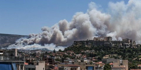 Η Ακρόπολη με φόντο τους πυκνούς καπνούς