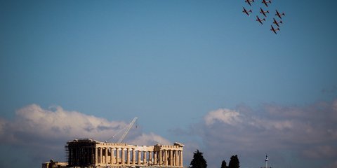 Αεροσκάφη πετούν σε χαμηλό ύψος πάνω από την Ακρόπολη