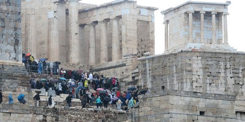 Στην Ακρόπολη, υπό βροχή