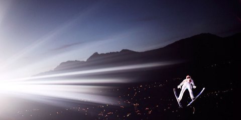 Εντυπωσιακά χρώματα και ριψοκίνδυνες φιγούρες στην προπόνηση αθλητή του σκι