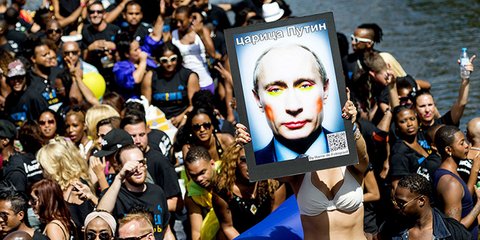 Ο Βλαντιμίρ Πούτιν στο Gay Pride parade του Αμστερνταμ. Οι φωνές από όλο τον κόσμο πληθαίνουν ενάντια στην ομοφοβική Ρωσία. Ο πρόεδρος της χώρας και τα στελέχη της κυβέρνησής του έχουν γίνει «κόκκινο πανί» για τις οργανώσεις των ανθρωπίνων δικαιωμάτων, κα