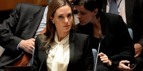 Τόσο όμορφη, τόσο σαγηνευτική, τόσο επιβλητική. Η Αντζελίνα Τζολί στην έδρα των Ηνωμένων Εθνών, όπου μίλησε με πάθος εναντίον των βιασμών 