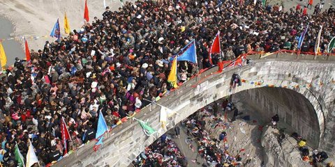 Χιλιάδες άνθρωποι υποδέχονται την άνοιξη πάνω σε μια γέφυρα