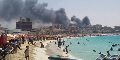 Η πλήρης αντίθεση. Την ώρα που (και) η πόλη Μερσά Ματρού φλέγεται από τις διαδηλώσεις των ισλαμιστών και την κόντρα τους με τον στρατό, κάποιοι επιλέγουν να πάνε για μπάνιο...