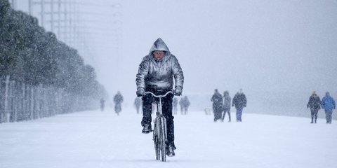 Ενας ποδηλάτης μέσα στα χιόνια