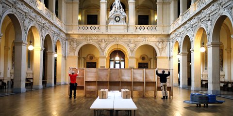 Τελευταίες «πινελιές» λίγο πριν ανοίξουν οι κάλπες στη Γαλλία