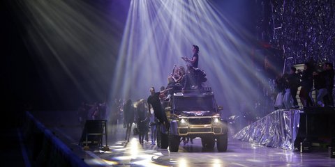 Με τζιπ στην πασαρέλα