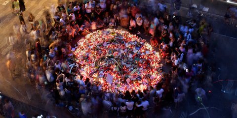 Κεριά, λουλούδια, προσευχές και δάκρυα για τα θύματα της επίθεσης στη Βαρκελώνη/ΦΩΤΟΓΡΑΦΙΑ: AP Photo/Manu Fernandez