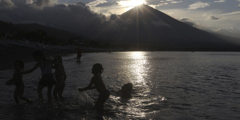 Παιχνίδι με φόντο το απειλητικό ηφαίστειο