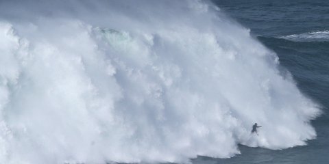 Η σέρφερ και το «βουνό»