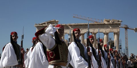 Η Αθήνα γιορτάζει την απελευθέρωσή της από τα γερμανικά στρατεύματα!
