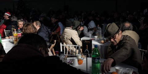 Χριστουγεννιάτικο γεύμα σε απόρους στην Αθήνα -Φωτογραφία: Nick Paleologos / SOOC