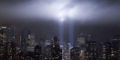 H Νέα Υόρκη δεν ξεχνά τα θύματά της, δεν ξεχνά τις πληγές της από την επίθεση της 11ης Σεπτέμβρη. Σήμερα, δίδυμες δέσμες μπλε φωτός θα υψωθούν στον ουρανό στο σημείο που βρίσκονταν οι Δίδυμου Πύργοι, καθώς η εκστρατεία καταπολέμησης της λήθης βρίσκεται σε