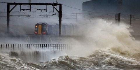 Ακόμη και τα τρένα πάλεψαν με τα κύματα την Παρασκευή στη Βρετανία. Κυρίως οι νότιες περιοχές της χώρας επλήγησαν από ακραία καιρικά φαινόμενα, με τις αρχές να κάνουν έκκληση στους κατοίκους να μην πλησιάζουν τη θάλασσα αλλά και ποταμούς, καθώς υπάρχει κί
