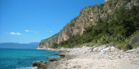 Καλοκαιρινές αποδράσεις: Oι 6 καλύτεροι προορισμοί για μπάνιο κοντά στην Αθήνα