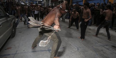 Πακιστανοί σιίτες γιορτάζουν με αυτομαστίγωμα την ημέρα της Ασούρα στον Πειραιά -Φωτογραφία: Nikos Libertas / SOOC