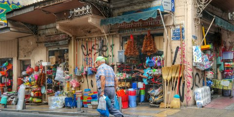 Αθηνάς: Ενας χρωματιστός δρόμος στο κέντρο της Αθήνας