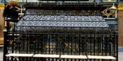 BBC News: Μετέτρεψαν δημόσια τουαλέτα σε γκουρμέ σνακ μπαρ [εικόνες]