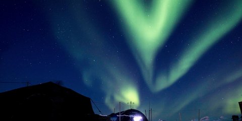 Το εντυπωσιακό βόρειο σέλας λούζει τον Αρκτικό κύκλο -Φωτογραφία: MC 2nd Class Micheal H. Lee/U.S. Navy via AP