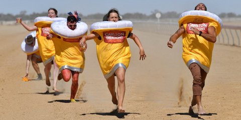  Δρομείς ντυμένοι ως... ποτήρια μπύρας στο ετήσιο φεστιβάλ Birdsville της Αυστραλίας /Φωτογραφία: EPA