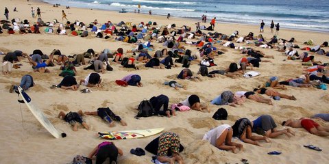 Με τα κεφάλια μέσα στην άμμο