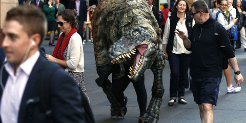 Eνας ψεύτικος δεινόσαυρος προσπαθεί -μάταια- να τρομάξει τους κατοίκους στους δρόμους του Σίδνεϊ στην Αυστραλία, στα πλαίσια της διαφημιστικής εκστρατείας του Μουσείου της πόλης για την έκθεση με τυραννόσαυρους.