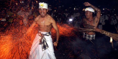 Τελετουργικό στο Μπαλί της Ινδονησίας -Χτυπήματα με φλεγόμενα φύλλα καρύδας (AP Photo/Firdia Lisnawati)